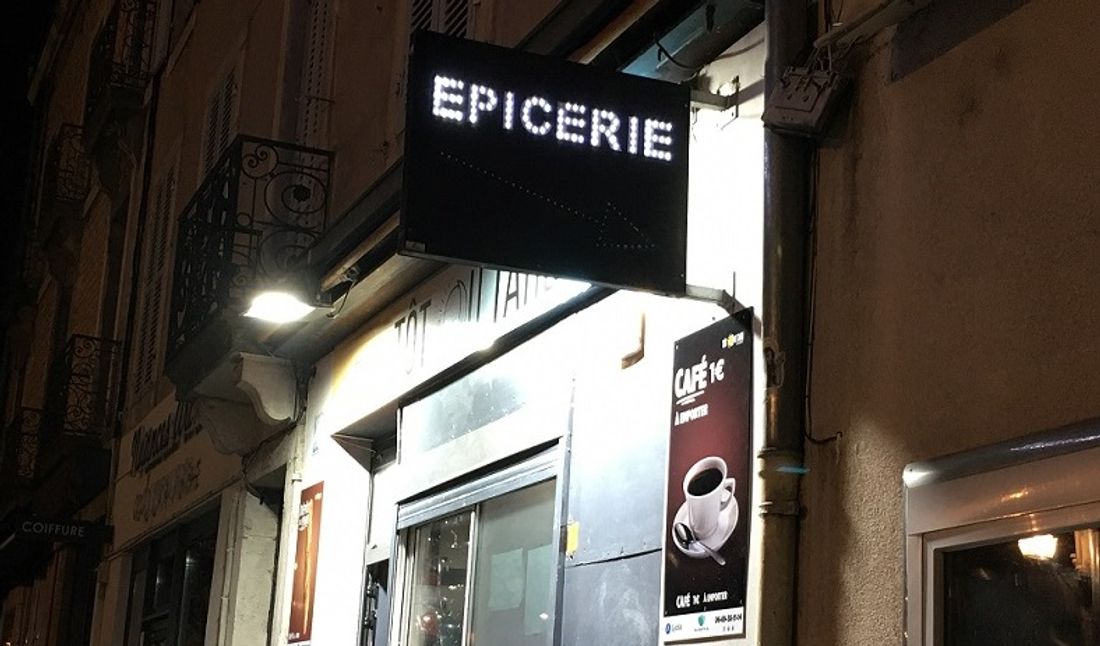 L'arrêté municipal concerne les épiceries de nuit situées près de la place de la République